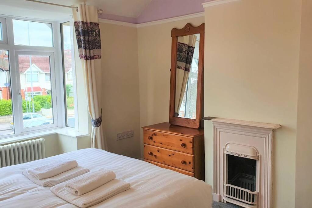 5 Bed, 2 Bath Home + Terrace, Garden & Parking Swindon Exterior foto