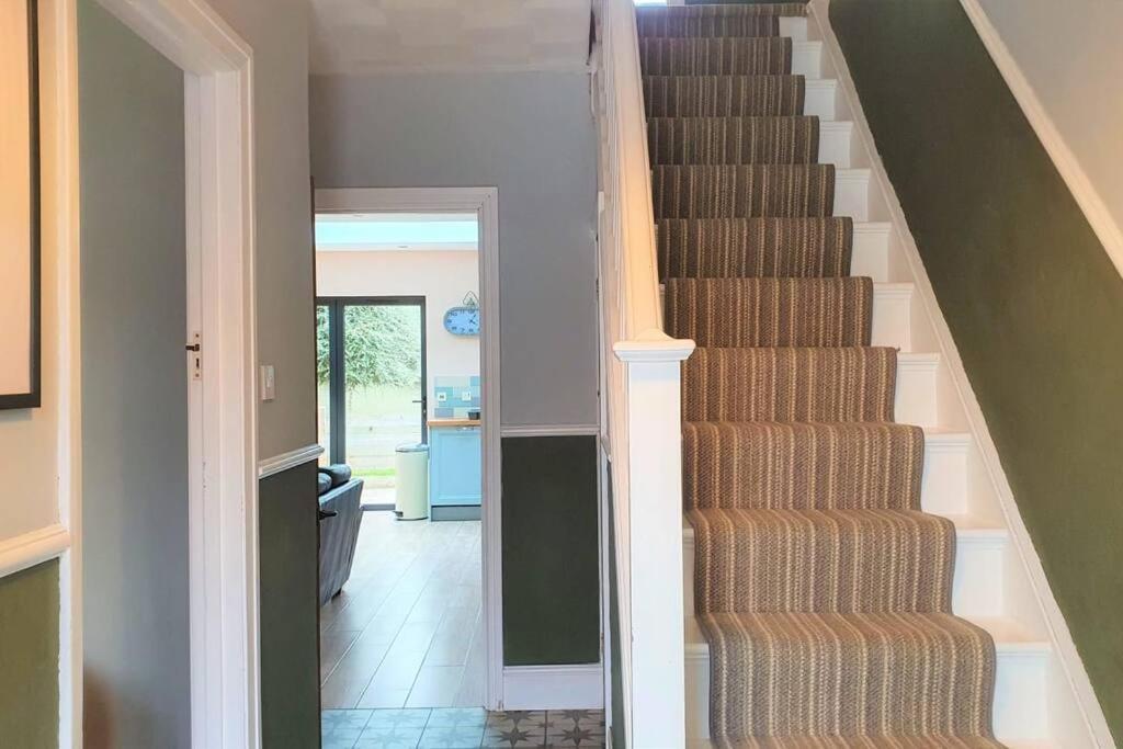 5 Bed, 2 Bath Home + Terrace, Garden & Parking Swindon Exterior foto
